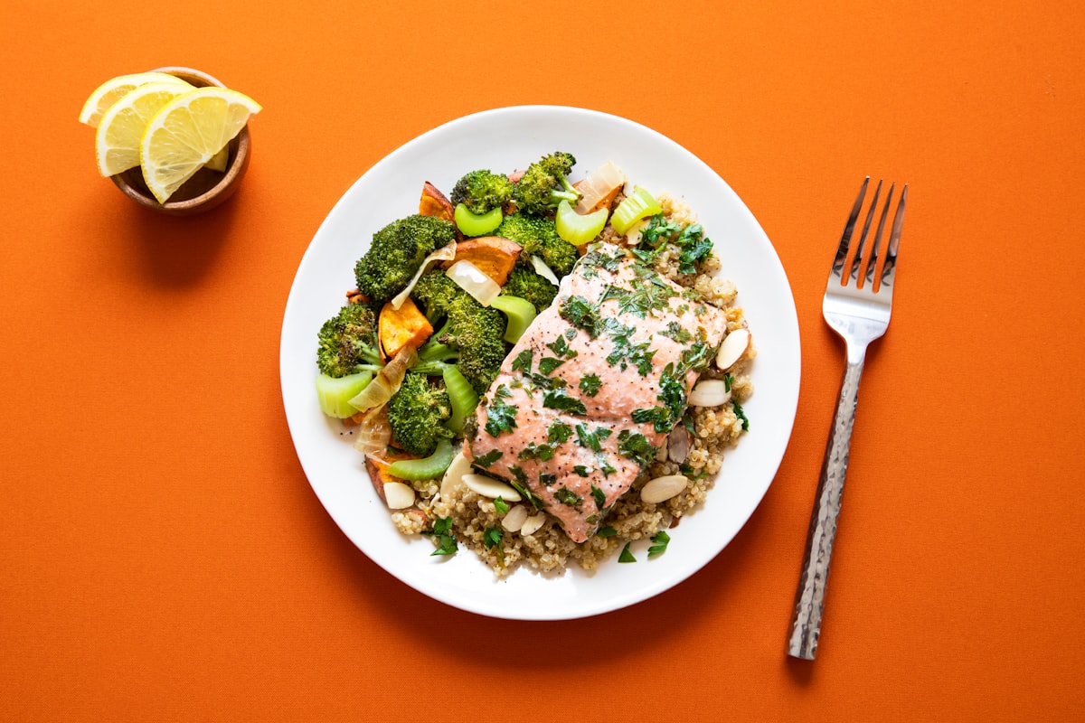 Frischer Gemüsesalat mit Quinoa